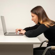 Tampak Sepele, Tapi 5 Kebiasaan Buruk Ini Bikin Postur Punggung Bungkuk!