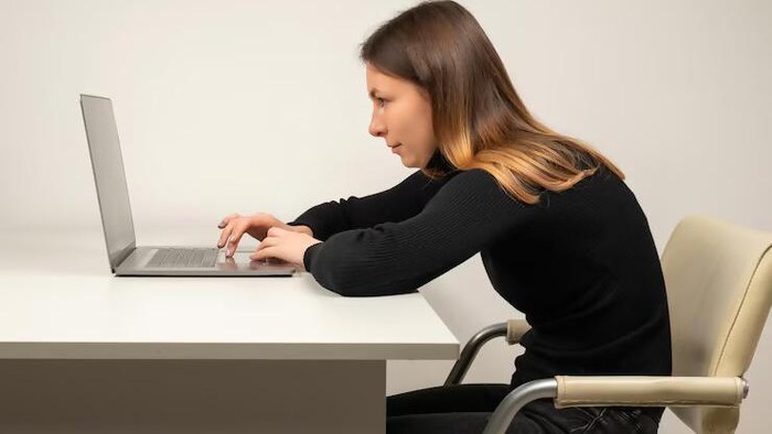 Tampak Sepele, Tapi 5 Kebiasaan Buruk Ini Bikin Postur Punggung Bungkuk!