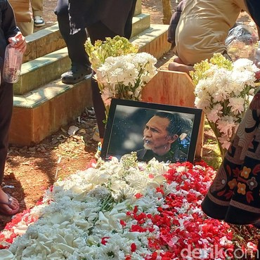 Jenazah Otig Pakis Dimakamkan di Sebelah Makam WS Rendra