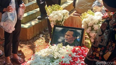 Jenazah Otig Pakis Dimakamkan di Sebelah Makam WS Rendra
