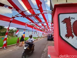 Bendera Raksasa Hiasi Jalan Galumpit Bandung Jelang HUT ke-79 RI
