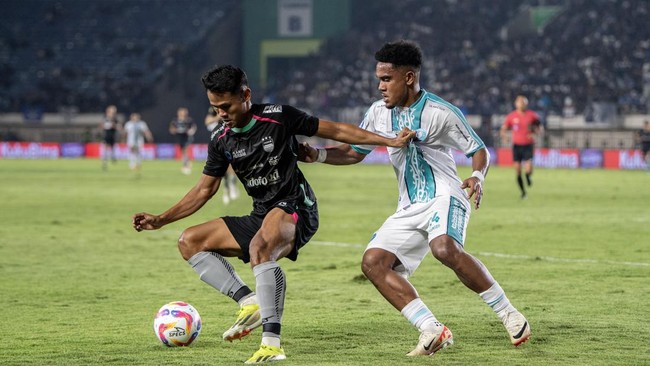 Dimas Drajad akhirnya menjalani debut resmi bersama Persib Bandung dalam pembukaan Liga 1 2024/2025 melawan PSBS Biak di Stadion Si Jalak Harupat, Jumat (9/8).