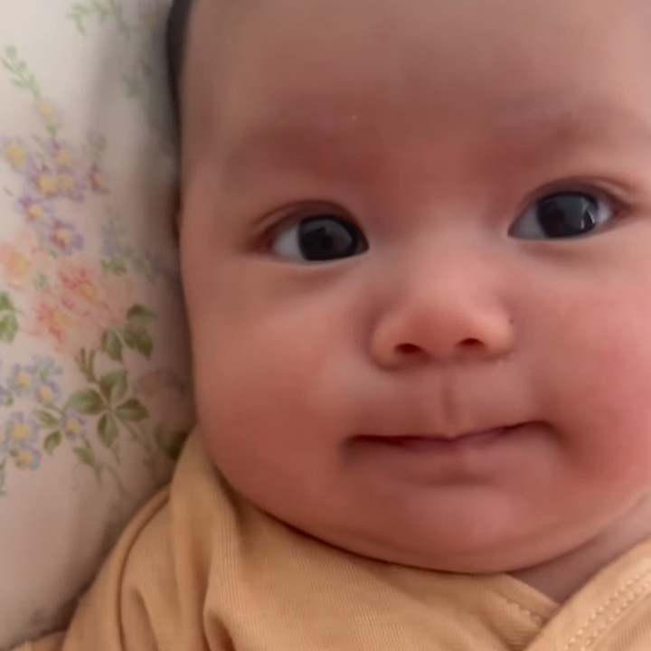 <p>Banyak netizen yang dibuat gemas dengan wajah Alesha nih, Bunda. Mereka pun mendoakan agar Alesha selalu diberikan kesehatan dan tumbuh menjadi anak yang salihah. (Foto: Instagram: @larissachou)</p>