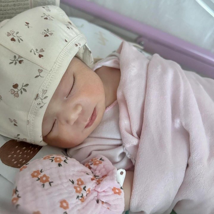 <p>"<em>Alhamdulillah</em> usia Alesha sudah lebih dari 40 hari. <em>MasyaAllah</em> <em>Tabarakallah</em>. Ini Papa-nya versi mini. <em>Allahumma</em> <em>baarik</em>. Allah jaga selalu. Mohon kirim doa-doa baiknya," ujar Larissa dengan emotikon hati. (Foto: Instagram: @larissachou)</p>