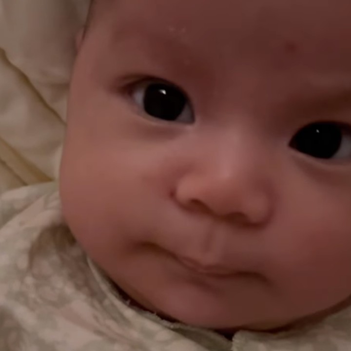 <p>"<em>MasyaAllah</em>, sehat-sehat ya debay cantik salihah," kata seorang netizen. "<em>MasyaAllah</em> gemas sekali adek. Sehat selalu dan tumbuh menjadi anak yang bahagia dunia akhirat. Aa Yusuf juga sayang Dedek Alesha selalu, ya," doa netizen lainnya. (Foto: Instagram: @larissachou)</p>