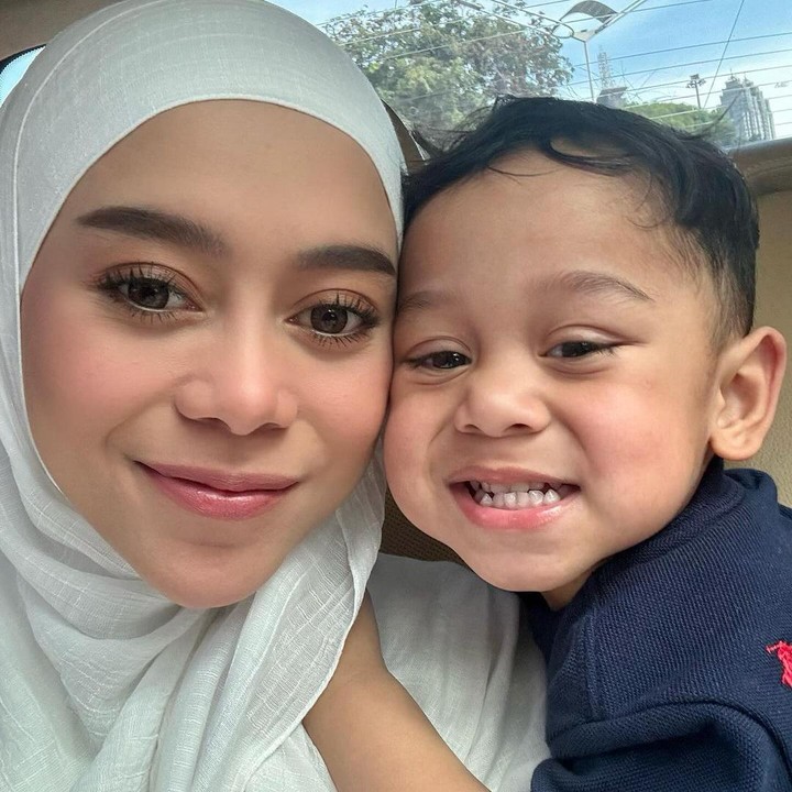 <p>Tidak sedikit yang merasa gemas dengan gaya Fatih nih, Bunda. Mereka pun mendoakan agar Fatih menjadi anak yang selalu sehat dan menjadi penyejuk hati kedua orang tuanya. (Foto: Instagram: @lestikejora)</p>