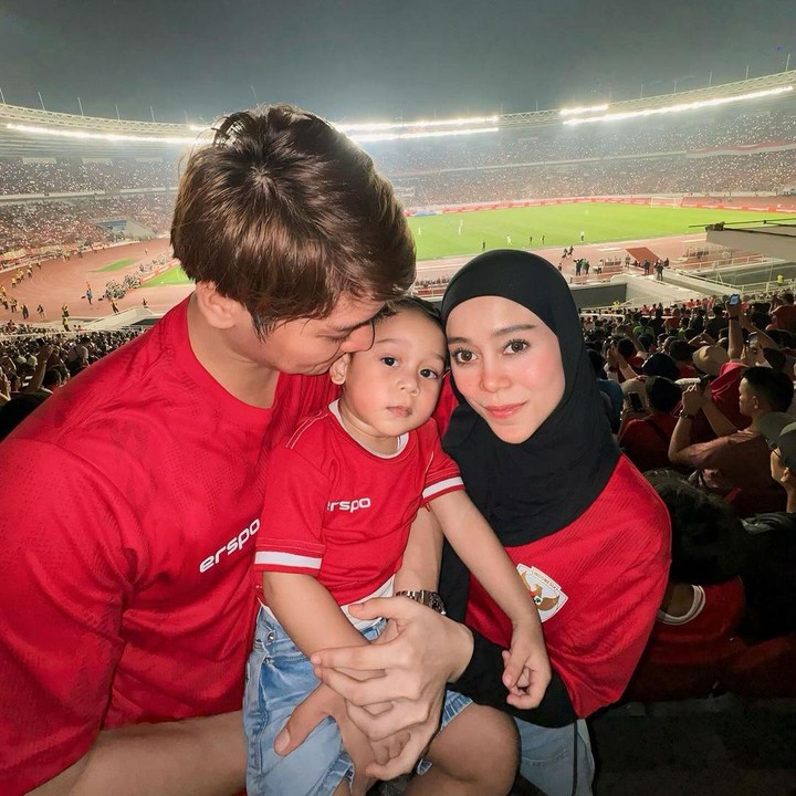 <p>Penyanyi cantik Lesti menikah dengan Rizky Billar pada tahun 2021, Bunda. Dari pernikahannya ini, keduanya pun dikaruniai seorang putra yang tampan. (Foto: Instagram: @lestikejora)</p>