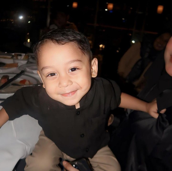 <p>Lesti melahirkan anak laki-lakinya pada 26 Desember 2021. Si Kecil yang diberi nama Muhammad Levian Al-Fatih Billar itu pun akan genap berusia tiga tahun. (Foto: Instagram: @lestikejora)</p>
