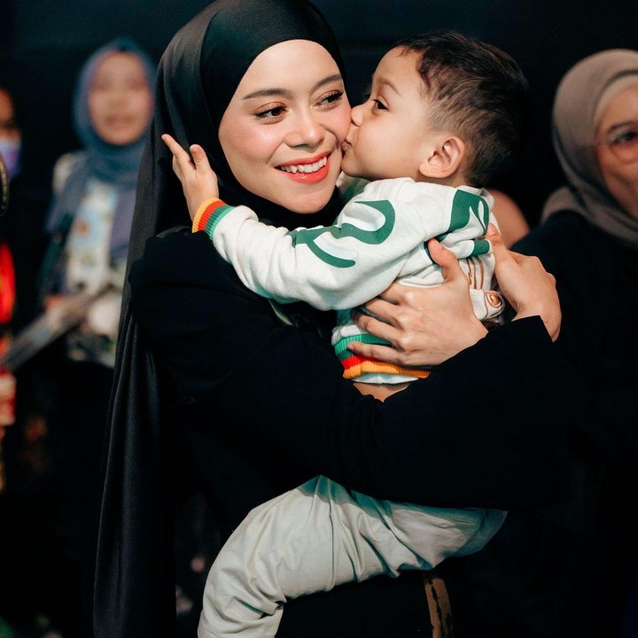 <p>"Sehat selalu anak baik. Penyejuk hati Bunda Papa. Makasih ya Abang L sudah boleh dekat sama Abang yang saleh," ungkap seorang netizen. "Aminn ya Allah. Jadi anak yang saleh ya, Abang Cuma mau bilang Papa Bunda kamu hebat banget," kata netizen lainnya dengan emotikon hati. (Foto: Instagram: @lestikejora)</p>