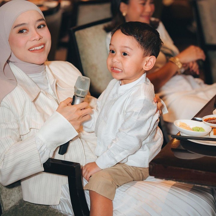 <p>Bocah yang akrab disapa Fatih itu memang jarang terlihat di layar kaca, Bunda. Meski begitu, Lesti dan Billar selalu mengunggah berbagai momen bersama sang putra pada laman media sosialnya. (Foto: Instagram: @lestikejora)</p>