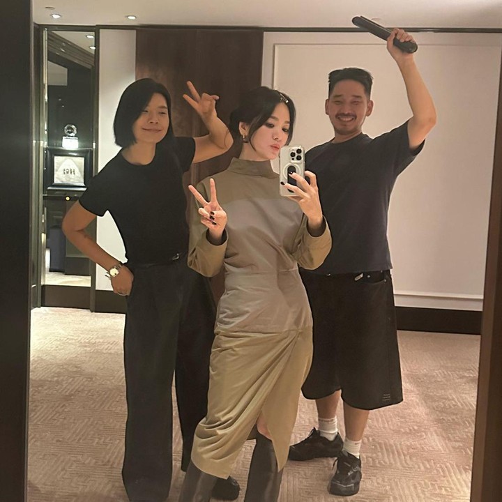 <p>Di kesempatan itu, Song Hye Kyo tampil <em>chic</em> mengenakan <em>asymmetrical turtleneck dress</em> yang dipadu bersama <em>over the knee boots </em>warna hitam. (Foto: Instagram @kyo1122)</p>