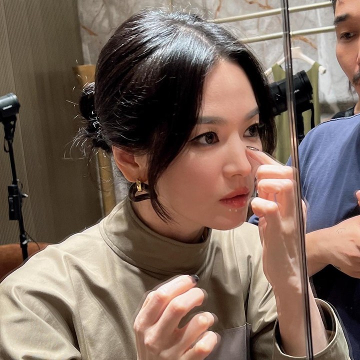 <p>Lewat media sosial, bintang drakor <em>My Glory</em> itu membagikan potretnya ketika sedang bersiap di ruang rias. Ia didampingi oleh kedua <em>stylist</em>-nya. (Foto: Instagram @kyo1122)</p>