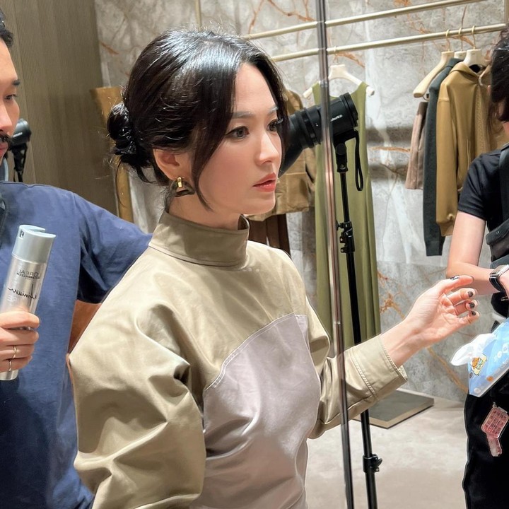 <p>Song Hye Kyo tengah menghadiri acara brand <em>fashion</em> Fendi di Hong Kong. Ia hadir sebagai<em> brand ambassador</em> untuk rumah mode asal Italia itu, Bunda. (Foto: Instagram @kyo1122)</p>