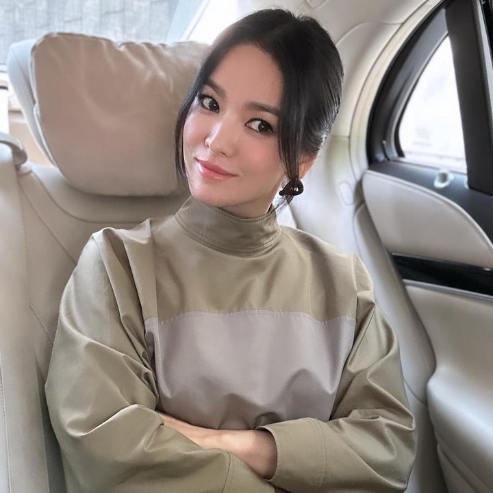 <p>Gaya riasan Song Hye Kyo juga tak kalah menarik. Ia mengenakan riasan mata dengan<em> full black eyeliner</em> yang memberi kesan <em>bold.</em> (Foto: Instagram @kyo1122)</p>