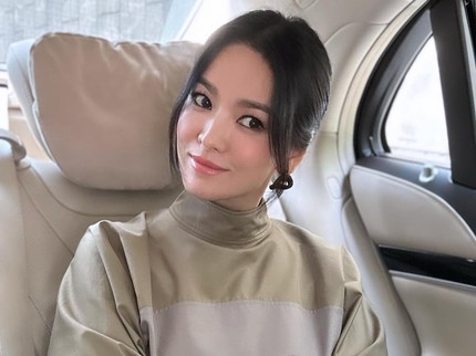 5 Potret Song Hye Kyo Hadiri Acara Brand Fashion Mewah di Hong Kong, Stylish & Awet Muda