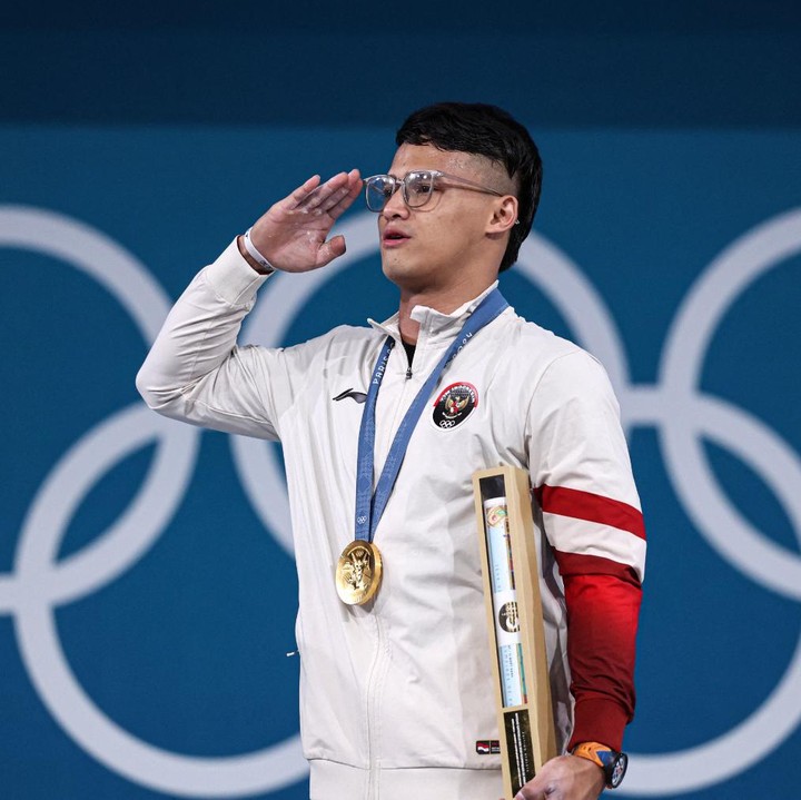 <p>Beban 199 Kilogram dari clean & jerk itu membuat Rizki mencetak rekor baru Olimpiade, Bunda. Ia diketahui mengalahkan catatan 198 Kilogram milik Shi Zhiyong dari China pada Olimpiade Tokyo. (Foto: REUTERS)</p>