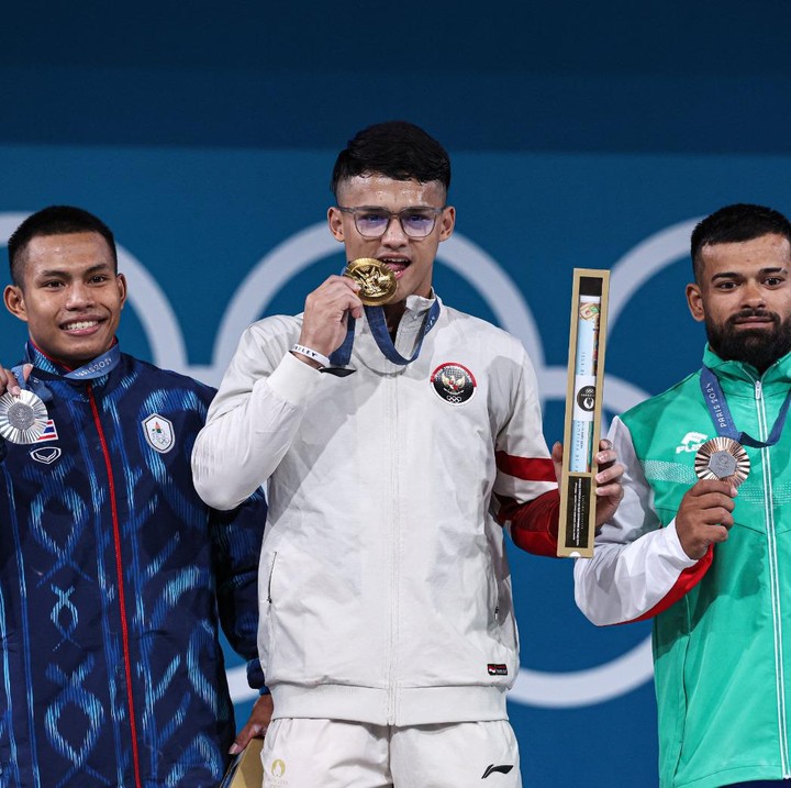 <p>Setelah berasil membawa medali emas, Rizki langsung menghampiri sang Bunda yang duduk di kursi penonton dan memeluknya erat sambil menangis. (Foto: REUTERS)</p>