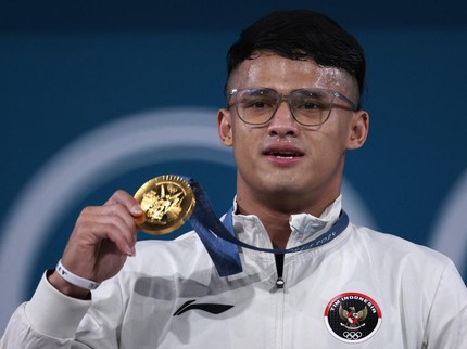 5 Potret Rizki Juniansyah Raih Emas untuk RI, Berakhir Menangis di Pelukan Bunda