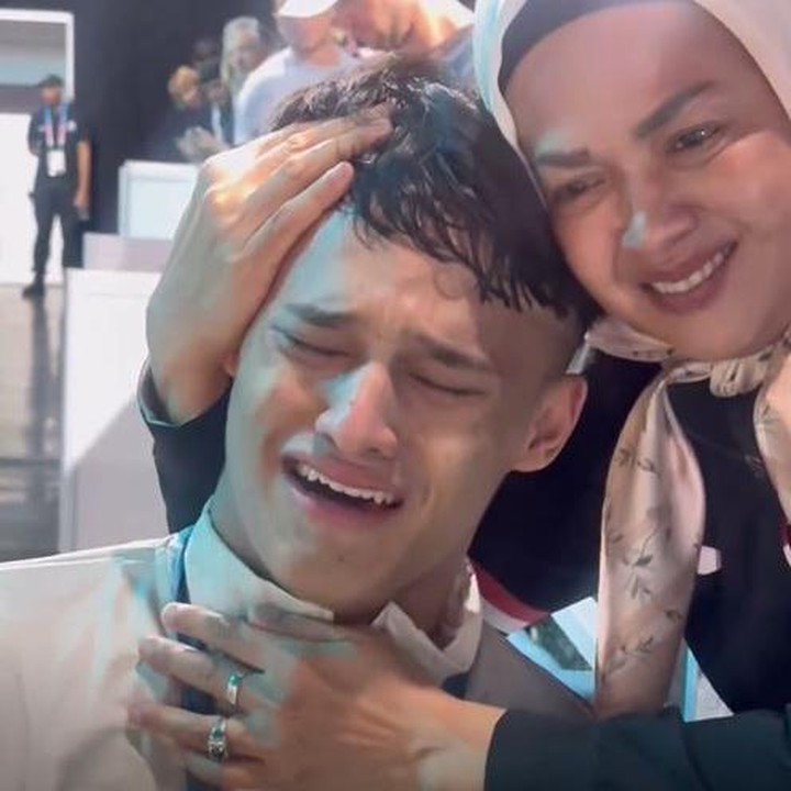 <p>Usut punya usut, ternyata Olimpiade Paris 2024 ini menjadi pengalaman pertama Rizki ikut bertanding di pentas multi-event dunia. Tak disangka, ia berhasil membawa pulang medali emas. (Foto: Instagram@dhika.dr)</p>