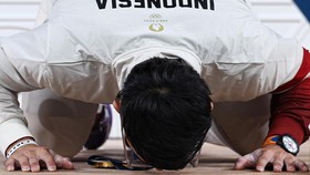 FOTO: Tangis dan Sujud Syukur Rizki Juniansyah Rebut Emas Olimpiade