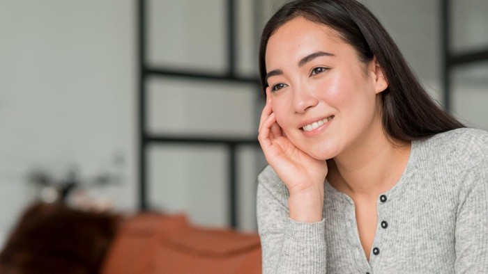 Rutin Lakukan 5 Perawatan Wajah Simple Ini di Malam Hari, Bikin Kulit Sehat dan Glowing!