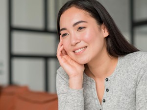 Rutin Lakukan 5 Perawatan Wajah Simple Ini di Malam Hari, Bikin Kulit Sehat dan Glowing!