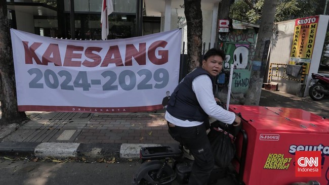 Spanduk bertuliskan 'Kaesang 2024-2029' bertebaran di sejumlah titik di Jakarta, Jumat (9/8). Tertulis di bagian bawah spanduk itu "DKI Jakarta".