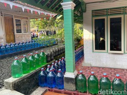 Warna Warni Galon Berjejer, Tempat Ini Sampai Disebut Kampung Galon