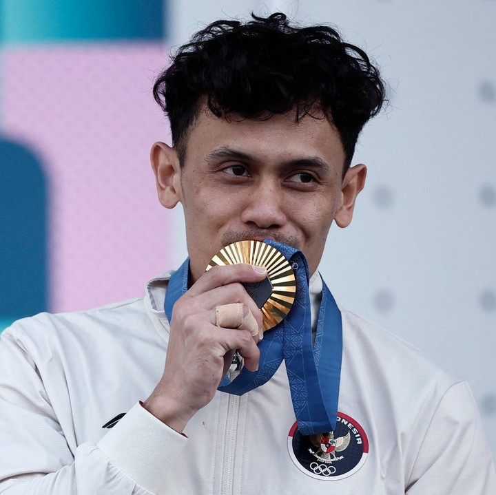 <p>Medali emas yang didapatkan Veddriq ini juga mengantar nama Indonesia di kancah Internasional. Lagu kebangsaan Indonesia Raya untuk pertama kalinya berkumandang di Olimpiade Paris 2024, disaksikan banyak mata. Saat ikut menyanyikan lagu Indonesia Raya di podum kemenangan, Veddriq terlihat sangat bahagia. (Foto: REUTERS)</p>