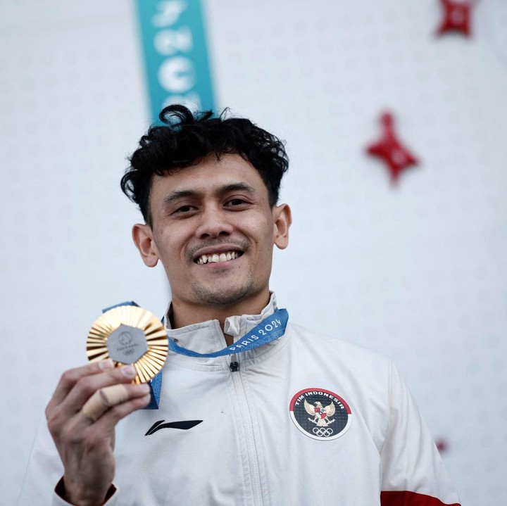 <p>Kebahagiaan dan rasa bangga juga dirasakan penonton Tanah Air yang hadir di Le Bourget Climbing Venue, Paris, untuk menyaksikkan pertandingan Veddriq. Salah satu yang hadir adalah penyanyi asal Indonesia yang kini menetap di Perancis, Anggun. Bunda satu anak ini membagikan momen bangga dan haru saat lagu Indonesia Raya berkumandang di sana. "#IndonesiaRaya berkumandang di Paris Olimpiade. Medali emas dari @veddriq untuk Indonesia dalam disiplin Panjat tebing #AutoNangis #IndonesiaBangga," tulisnya di Instagram @anggun_cipta. (Foto: REUTERS)</p>