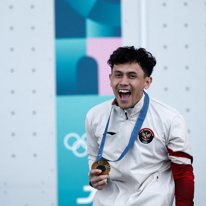<p>Veddriq mendapatkan medali emas setelah berhasil mengalahkan atlet China, Wu Peng, di babak final panjat tebing speed pria pada Kamis (8/8/24). Pria 27 tahun itu membukukan waktu 4,75 detik atau 0,02 lebih cepat dari lawannya. (Foto: REUTERS)</p>