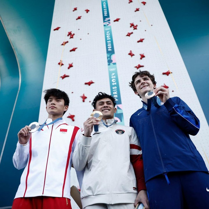 <p>Atlet panjat tebing Indonesia, Veddriq Leonardo, berhasil mengharumkan nama bangsa di Olimpiade Paris 2024, Bunda. Ia berhasil meraih medali emas untuk kategori panjat tebing speed pria. (Foto: REUTERS)</p>