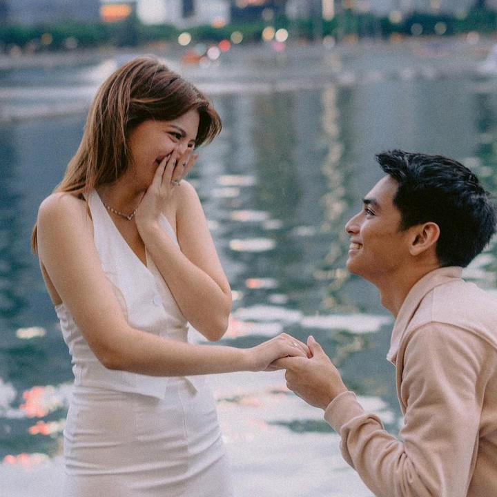 <p>Perempuan 23 tahun ini terlihat tak bisa menahan ekspresi terkejut sekaligus bahagianya saat melihat sang kekasih memberikan kejutan berupa lamaran, Bunda. (Foto: Instagram@cassandraslee)</p>