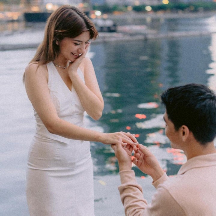 <p>Cassandra diketahui dilamar oleh Ryuken saat keduanya tengah berlibur di Marina Bay Sands Singapore. "Yes.si.oui.iya.ja.sim. Bahasa apa pun yang kau tanyakan kepadaku. Aku akan bilan ya ya dan ya," tulis Cassandra, dikutip dari laman <em>Instagram@cassandraslee,</em> Sabtu (10/8/2024). (Foto: Instagram@cassandraslee)</p>