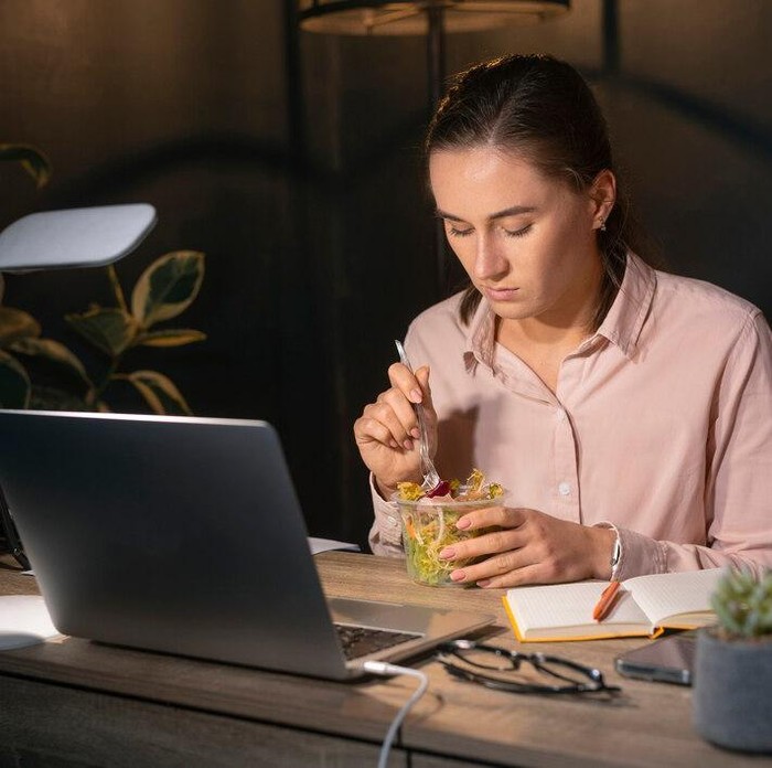 Ilustrasi makan malam di kantor/Foto: Freepik.com/freepik