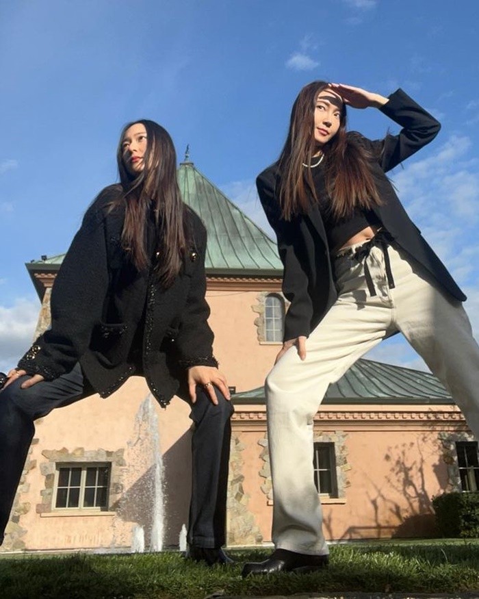 Jessica dan Krystal berpose ala model dengan outfit serba hitam. Sama-sama memiliki rambut panjang, Jung Sisters hampir terlihat seperti saudara kembar ya, Beauties?/Foto: Instagram/jessica.syj