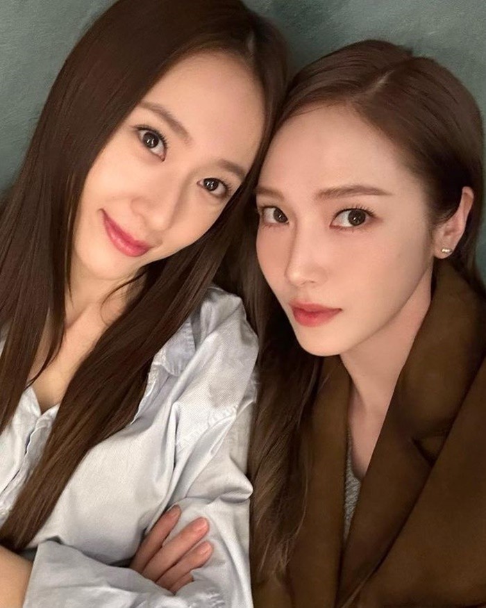 Jessica dan Krystal menunjukkan kedekatan mereka dalam foto selfie. Kakak beradik ini tampak sama-sama menawan./Foto: Instagram/jessica.syj
