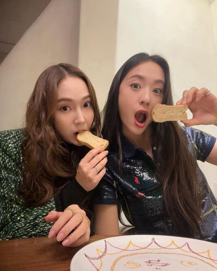 Jessica dan Krystal tak jaim berpose lucu dengan sepotong kue kala merayakan malam Natal./Foto: Instagram/jessica.syj