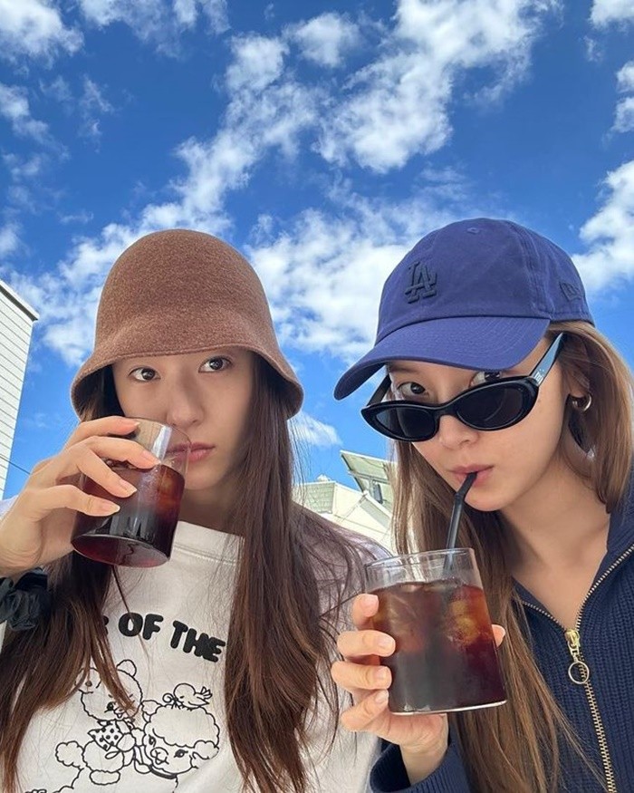 Jessica dan Krystal tampil kasual tapi tetap kece kala ngopi cantik. Sebagai kakak yang baik, Jessica membagikan foto kebersamaan ini di hari ulang tahun Krystal./Foto: Instagram/jessica.syj