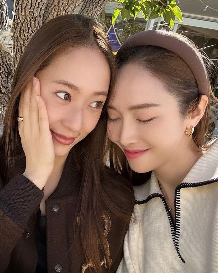 Jessica kerap membagikan foto selfie bersama Krystal di media sosialnya. Dalam foto ini, terlihat jelas perbedaan gaya Jessica yang lebih feminin dengan Krystal yang lebih boyish./Foto: Instagram/jessica.syj