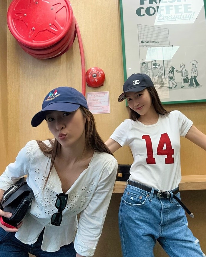 Jessica menikmati hari Minggunya bersama Krystal di coffee shop. Kakak beradik ini kompak memakai outfit putih dan topi yang senada./Foto: Instagram/jessica.syj