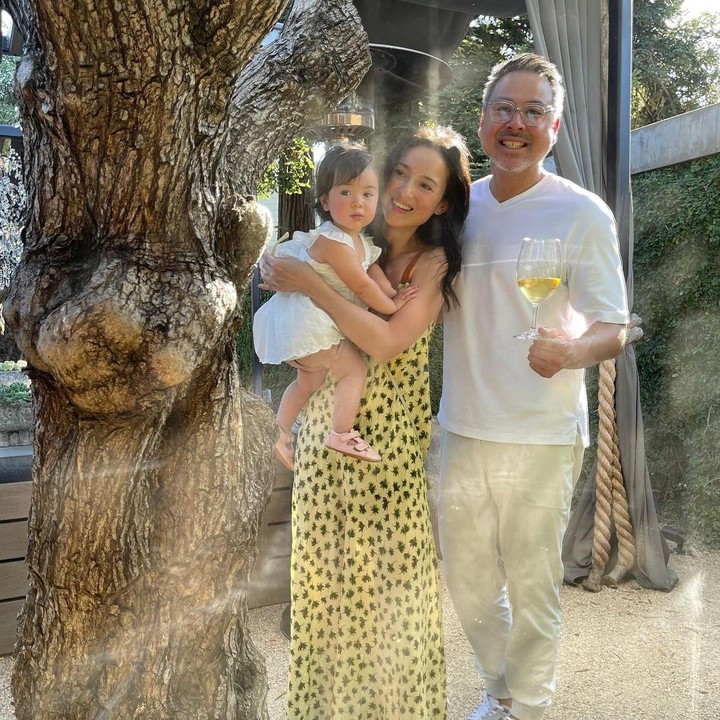 <p>Julie diketahui menikah dengan David pada 25 Februari 2021. Setelah dua tahun mengarungi bahtera rumah tangga, mereka dikaruniai anak perempuan cantik yang diberi nama Brielle Léïa Tjiptobiantoro. (Foto: Instagram@julstelle)</p>