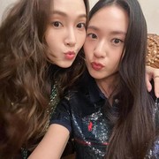 Potret Kedekatan Jessica dan Krystal Jung, Kakak Adik yang Sama-sama Menawan!