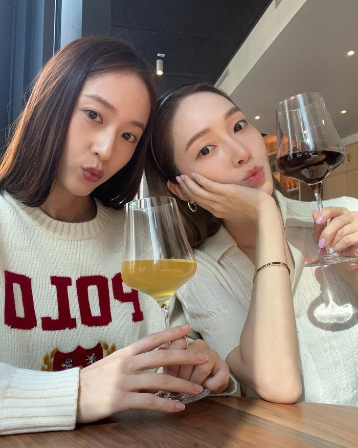 Kerap hang out bareng, Jessica dan Krystal tampak menikmati wine di San Fransisco. Kakak beradik ini lagi-lagi kompak mengenakan outfit putih./Foto: Foto: Instagram/jessica.syj