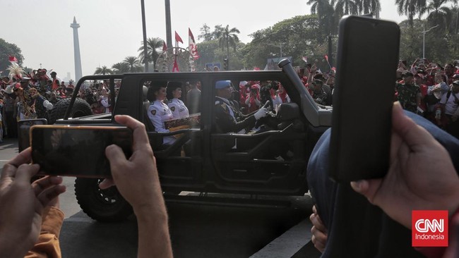 Kendaraan taktis pabrikan Pindad, Maung digunakan untuk membawa salinan bendera pusaka Merah Putih dan teks original proklamasi saat kirab akhir pekan ini.