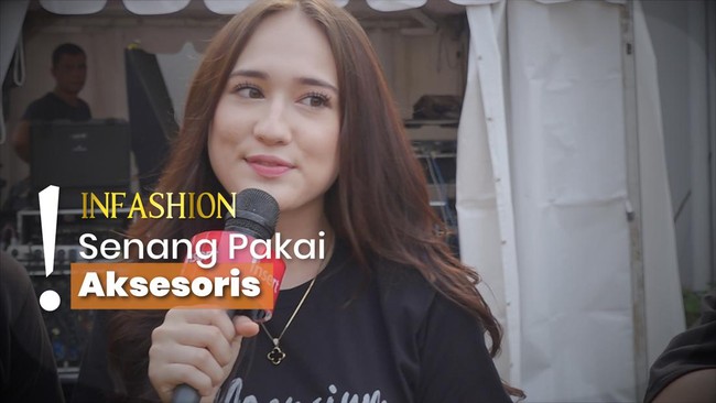 Laura Moane Perkenalkan Gaya Berpakaian Baru 'Sandwich Fashion'