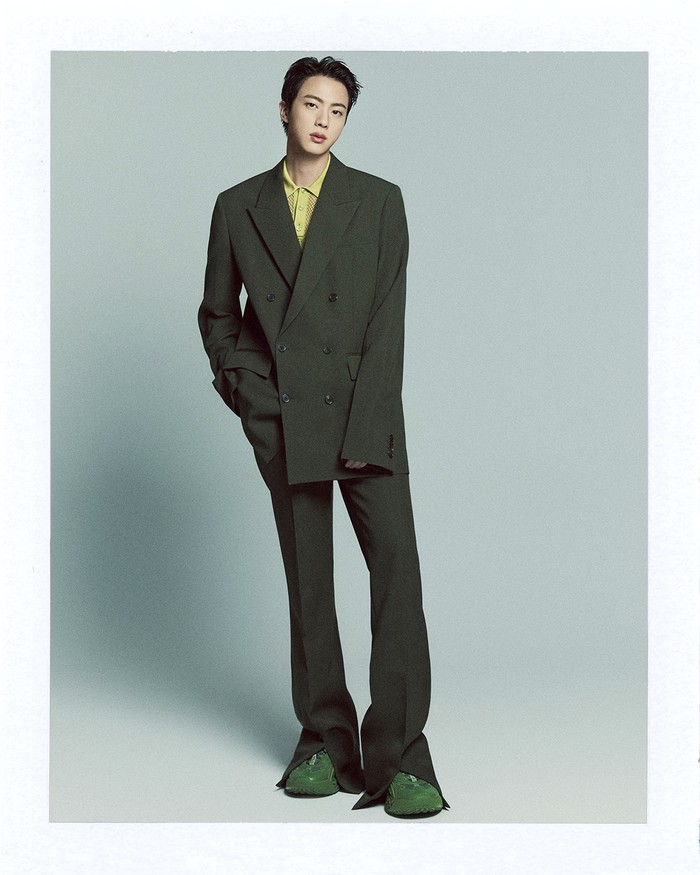 Menyusul pengumuman tersebut, anggota tertua boyband Korea yang lahir pada 4 Desember 1992 ini akan menghiasi sampul majalah Harper’s BAZAAR Korea edisi September 2024 dalam balutan busana serta perhiasan mewah dari Gucci. / Foto: x.com/gucci