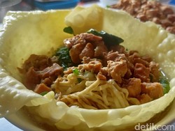 Kriuk Renyah! Mi Ayam Mangkuk Pangsit Ini Laris di Banjarnegara