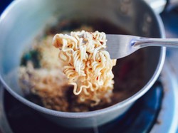Mie Instan hingga Roti, Makanan Murah yang Jadi Andalan Banyak Orang