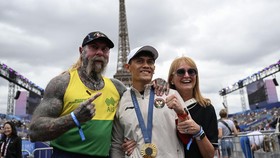 FOTO: Veddriq Leonardo Jadi Incaran Selfie di Champions Park